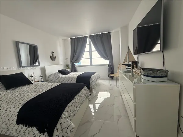 $5,000 | 5555 Collins Avenue, Unit 8R, Miami Beach, FL 33140
