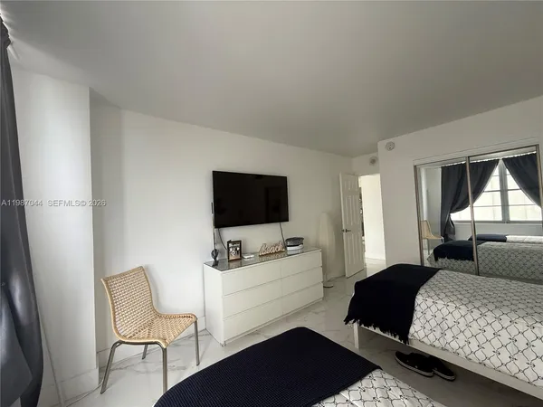 $5,000 | 5555 Collins Avenue, Unit 8R, Miami Beach, FL 33140