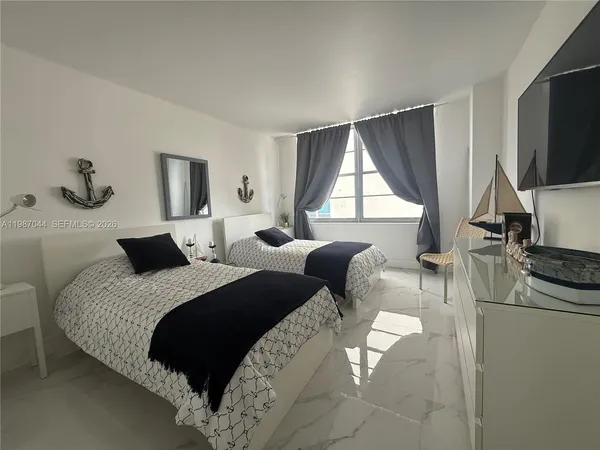 $5,000 | 5555 Collins Avenue, Unit 8R, Miami Beach, FL 33140