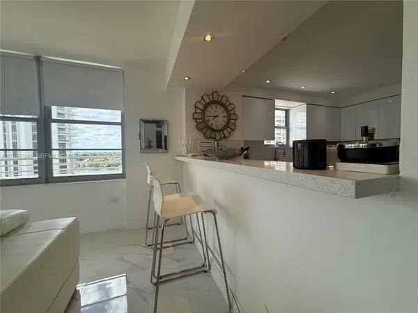 $5,000 | 5555 Collins Avenue, Unit 8R, Miami Beach, FL 33140