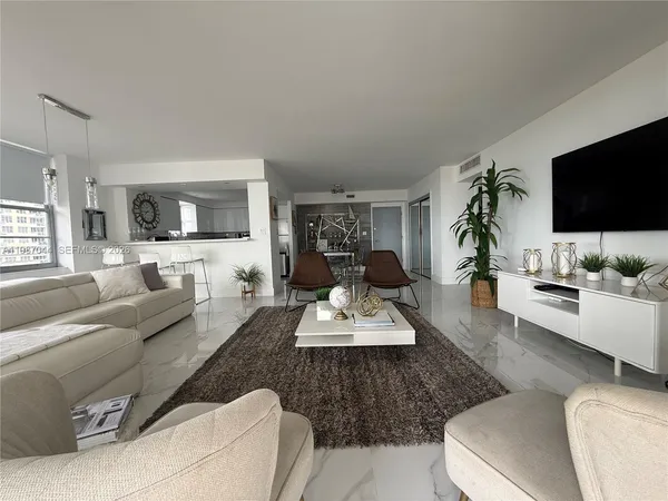 $5,000 | 5555 Collins Avenue, Unit 8R, Miami Beach, FL 33140