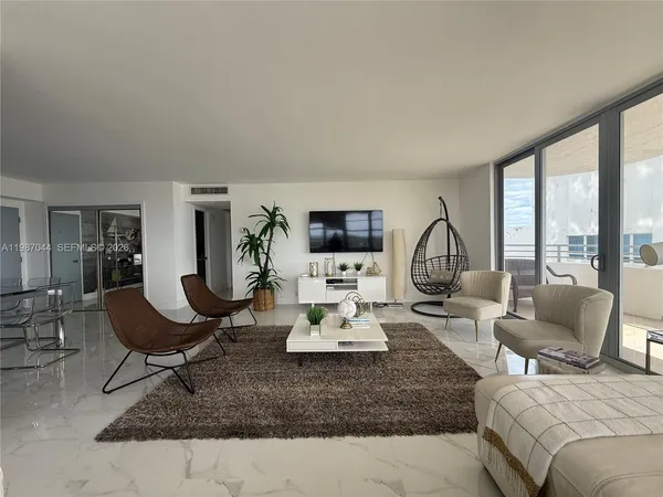 $5,000 | 5555 Collins Avenue, Unit 8R, Miami Beach, FL 33140