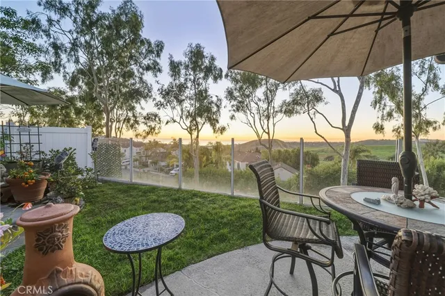 a view of a back yard