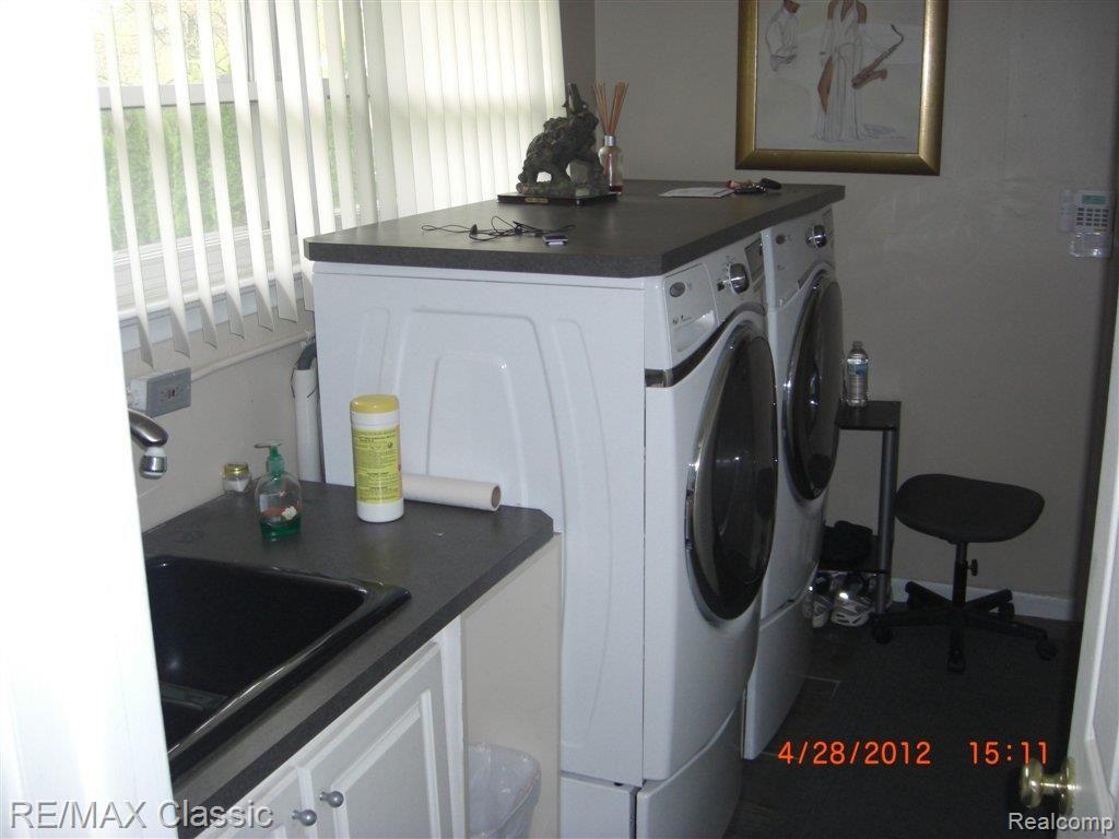 23951 Berg Road Southfield, MI 48033 - Photo 11 of 16 Berg laundry.JPG