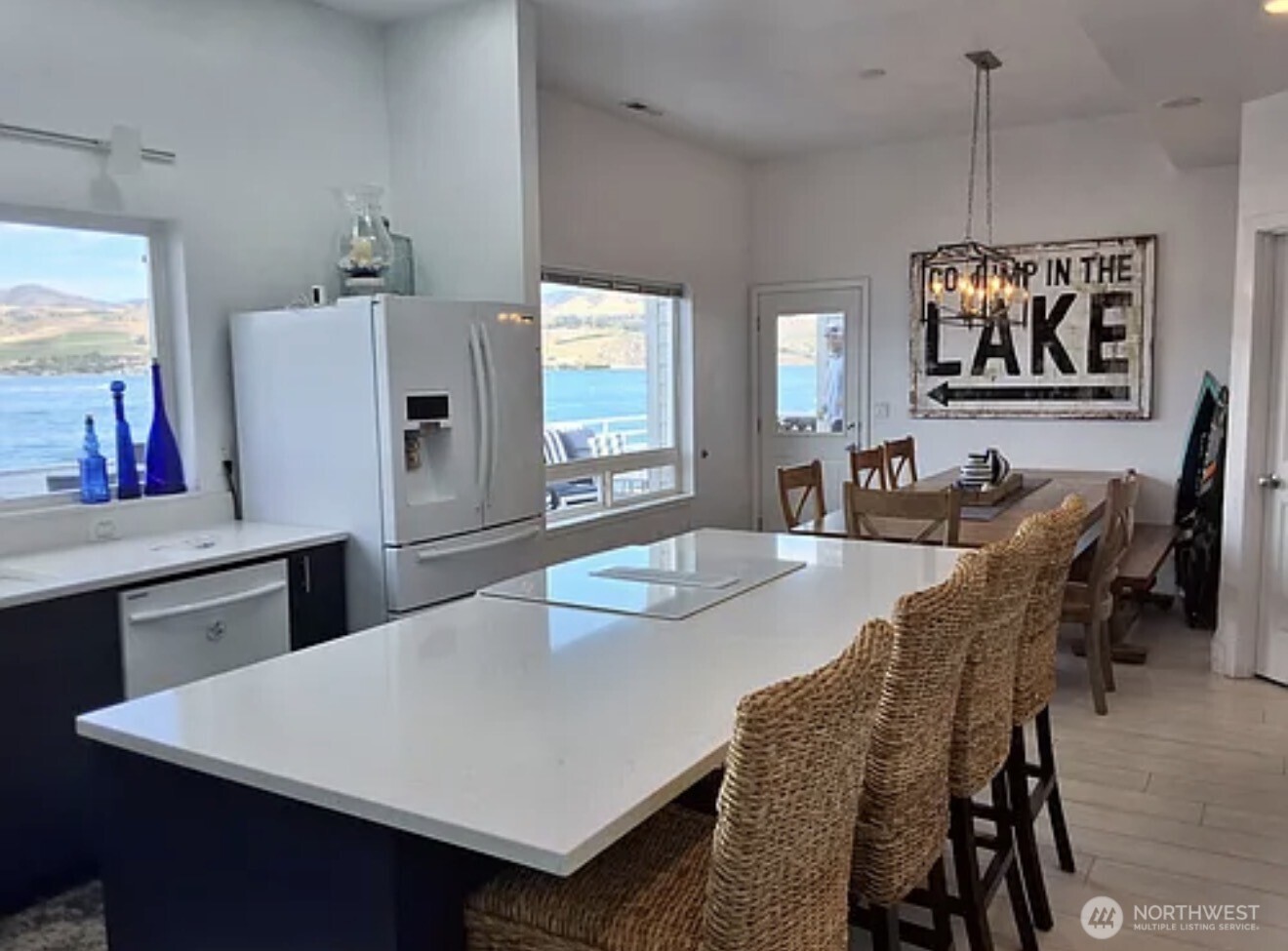 2685 South Lakeshore Road Chelan, WA 98816 - Photo 8 of 16 a view of a dining room with furniture