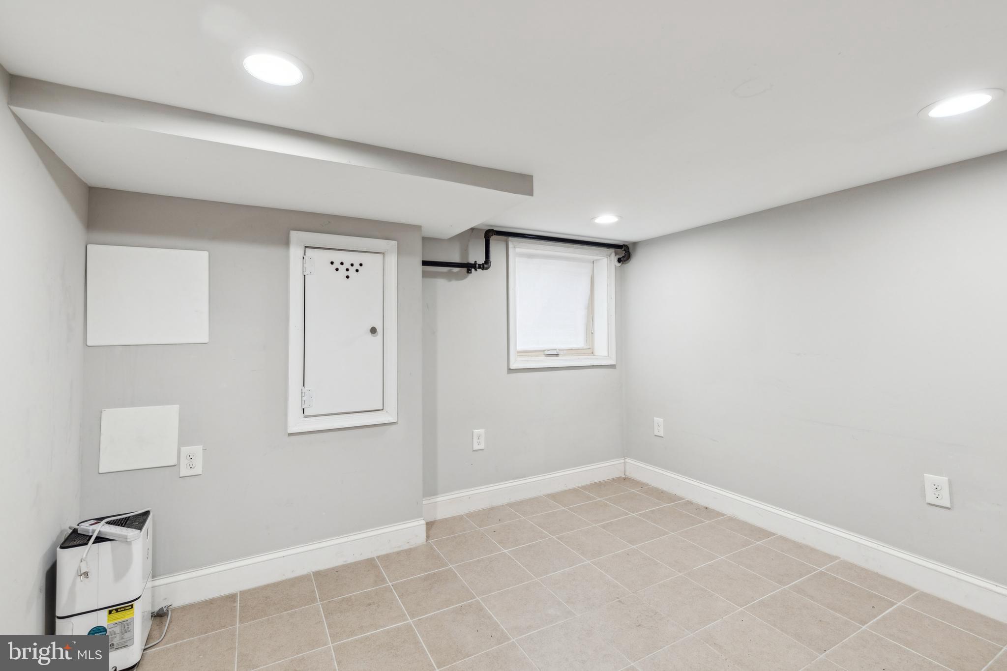 712 North Duncan Street Baltimore, MD 21205 - Photo 26 of 27 an empty room with windows