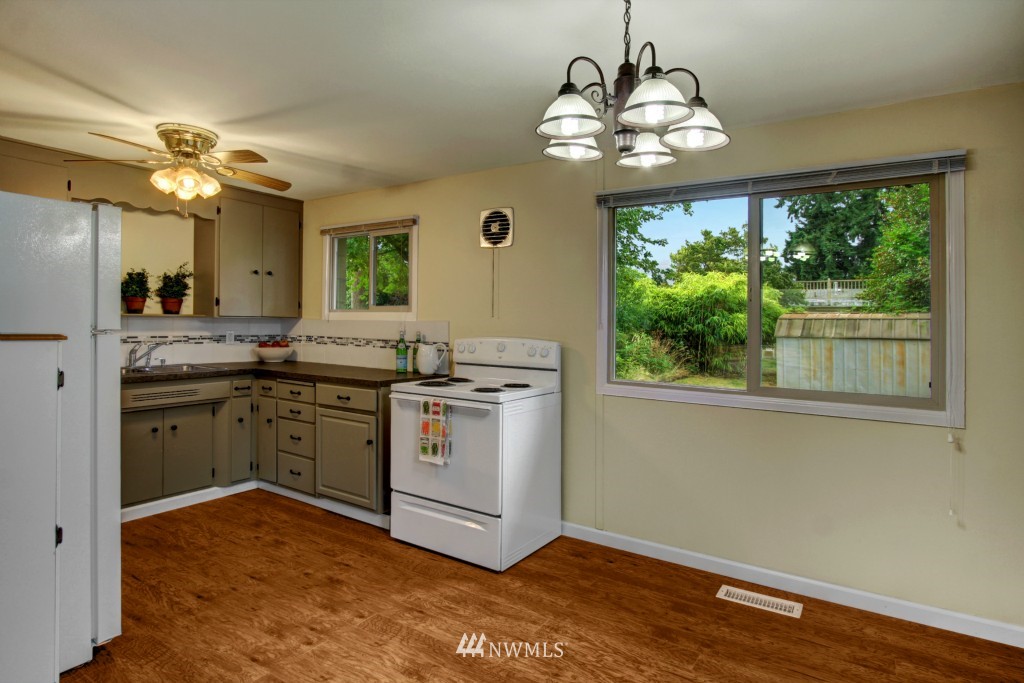 3517 Northeast 10th Street Renton, WA 98056 - Photo 3 of 10