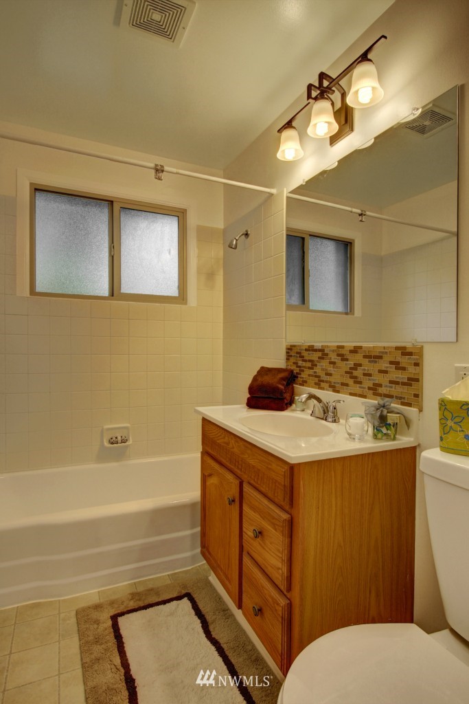 3517 Northeast 10th Street Renton, WA 98056 - Photo 8 of 10