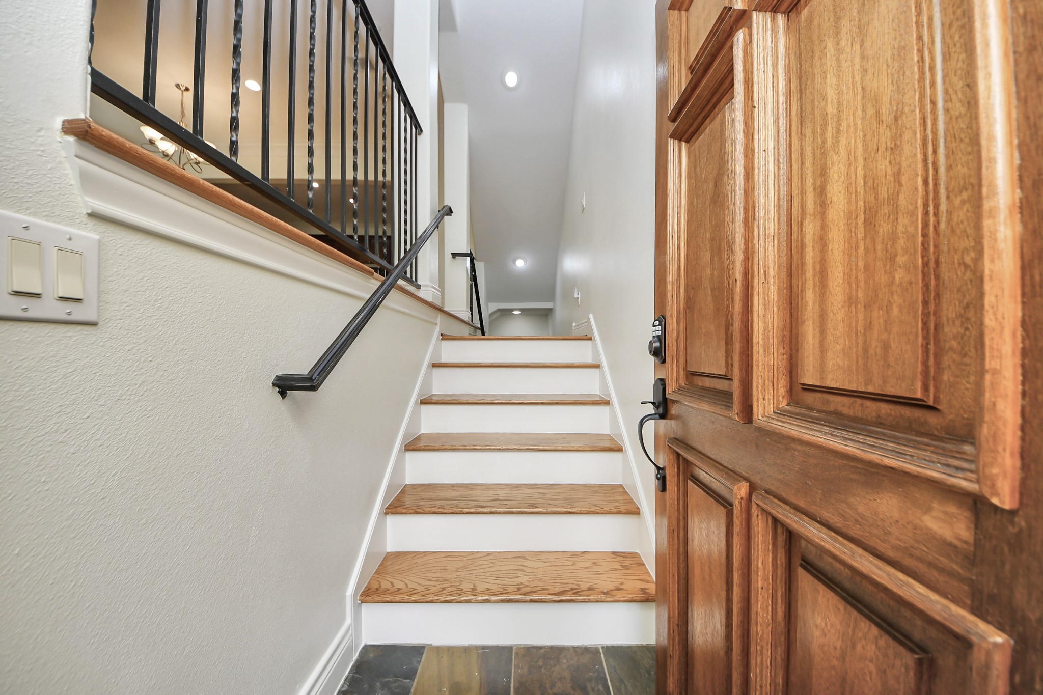 5526 Crooms Street Houston, TX 77007 - Photo 9 of 49 a view of entryway