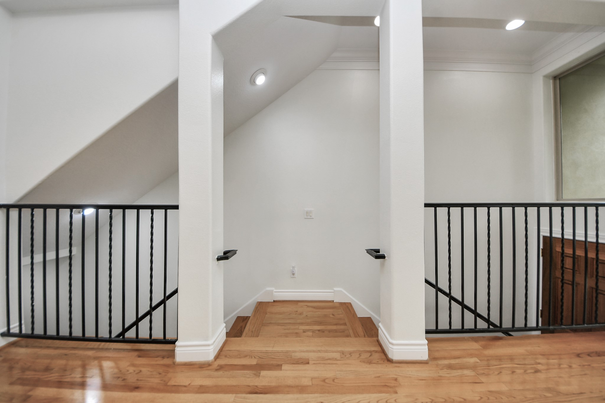 5526 Crooms Street Houston, TX 77007 - Photo 10 of 49 a view of a balcony