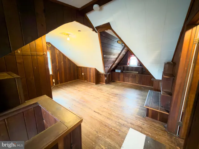 a view of entryway and kitchen