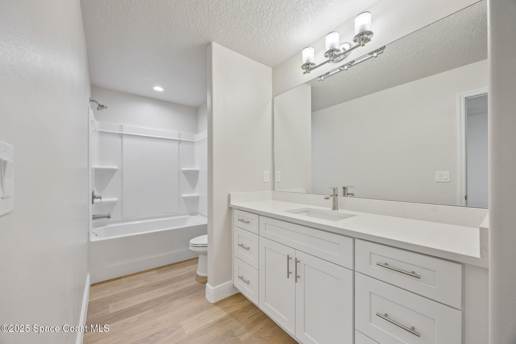 207 Hidden Woods Place Melbourne, FL 32901 - Photo 25 of 33 a bathroom with a tub a sink and mirror