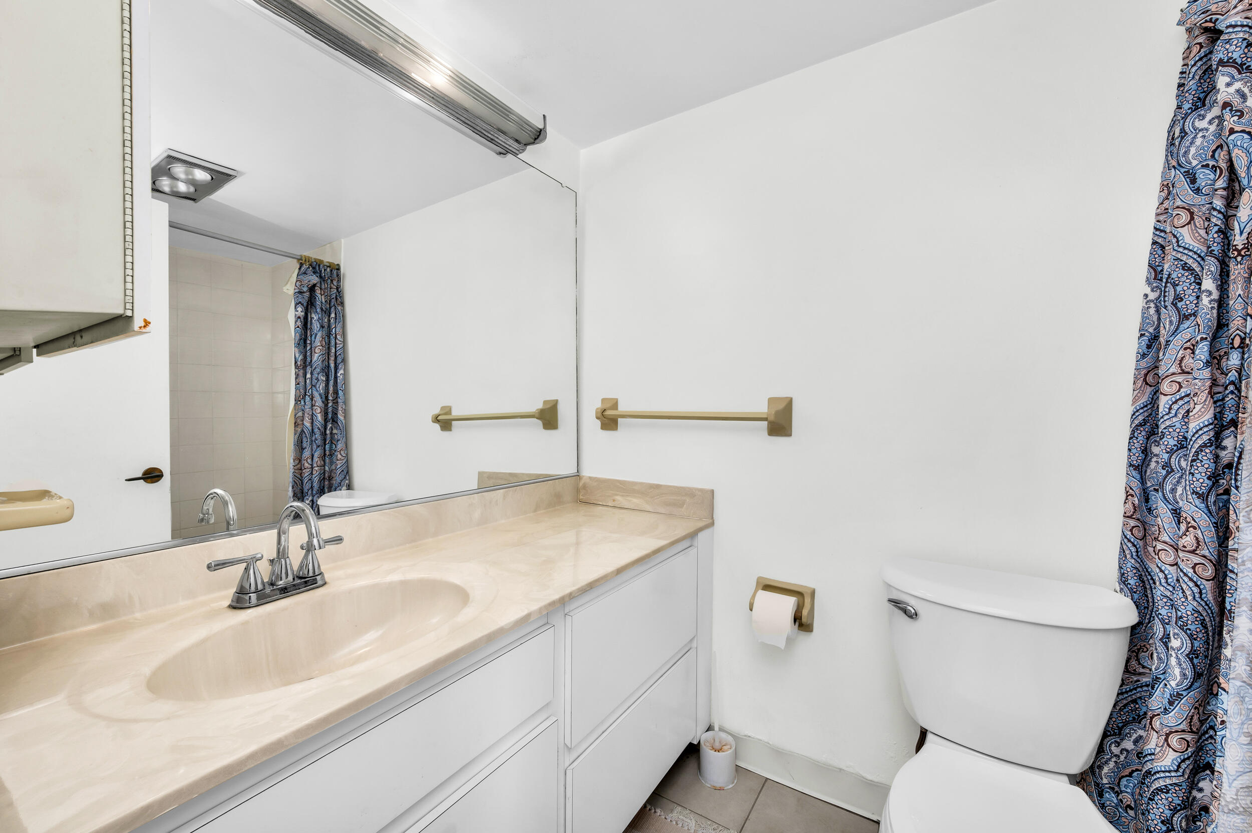 200 East Royal Palm Road, Unit 4040 Boca Raton, FL 33432 - Photo 18 of 22 Main Bathroom