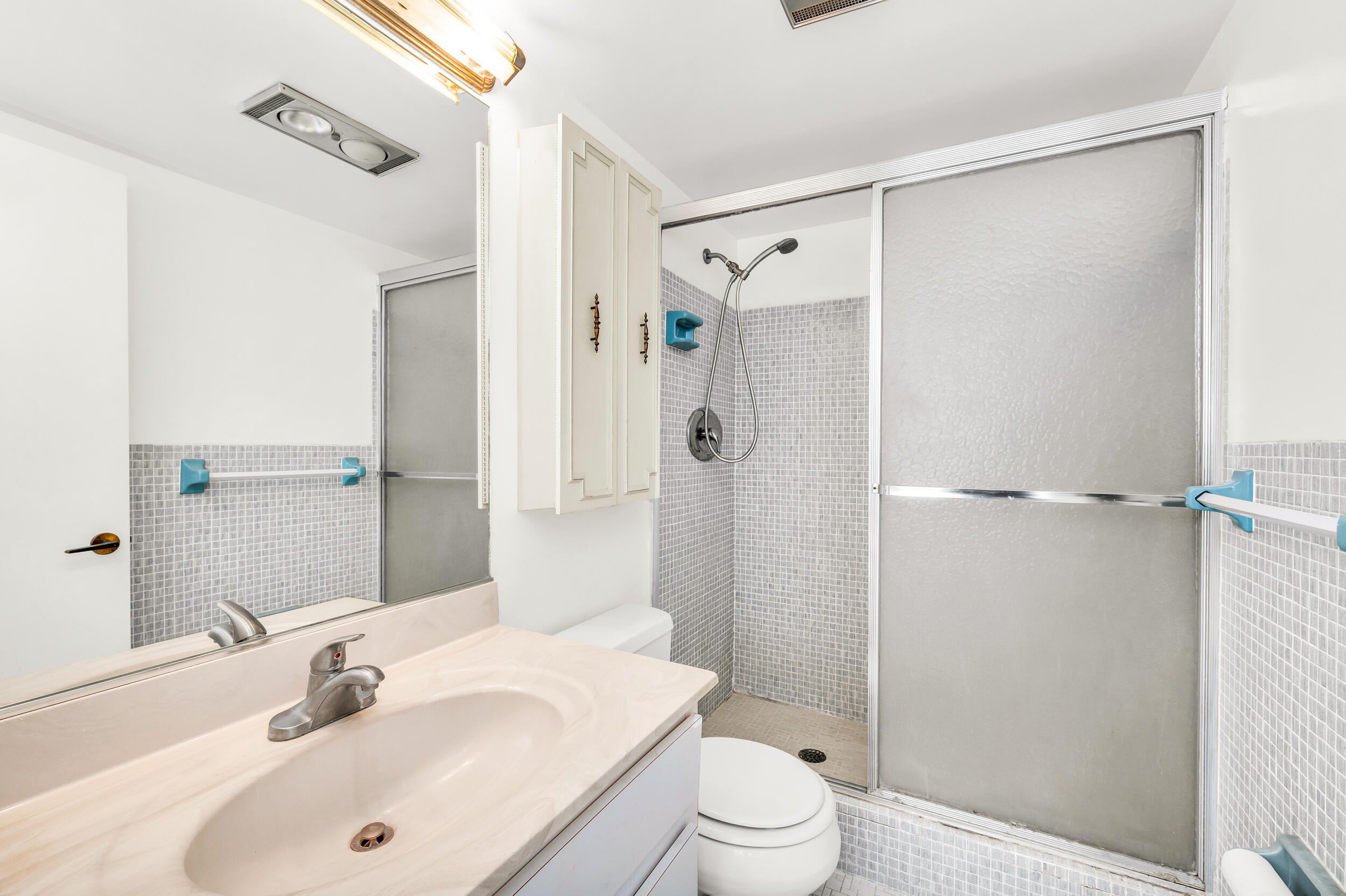 200 East Royal Palm Road, Unit 4040 Boca Raton, FL 33432 - Photo 21 of 22 Guest Bathroom