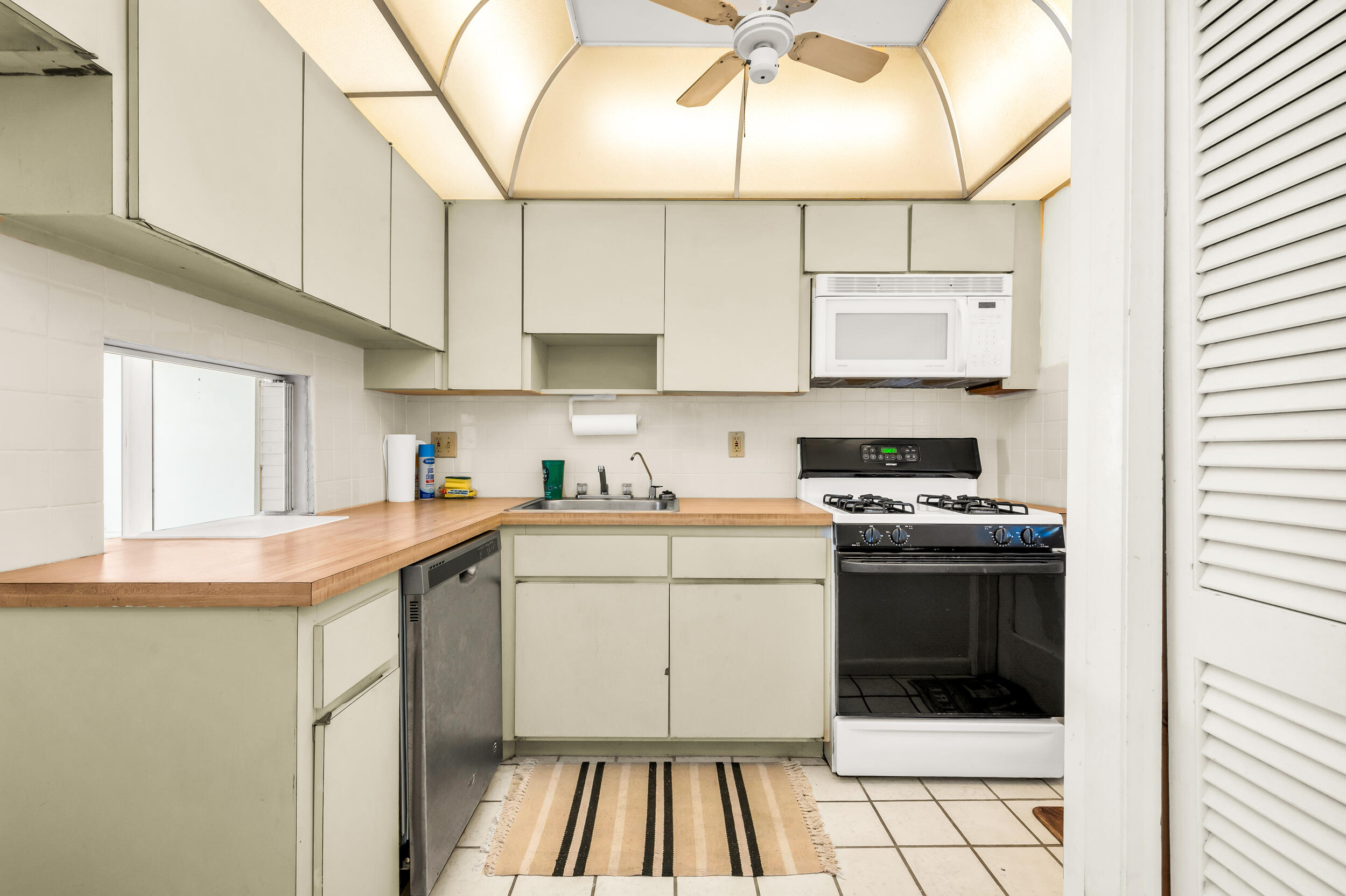 200 East Royal Palm Road, Unit 4040 Boca Raton, FL 33432 - Photo 8 of 22 Kitchen