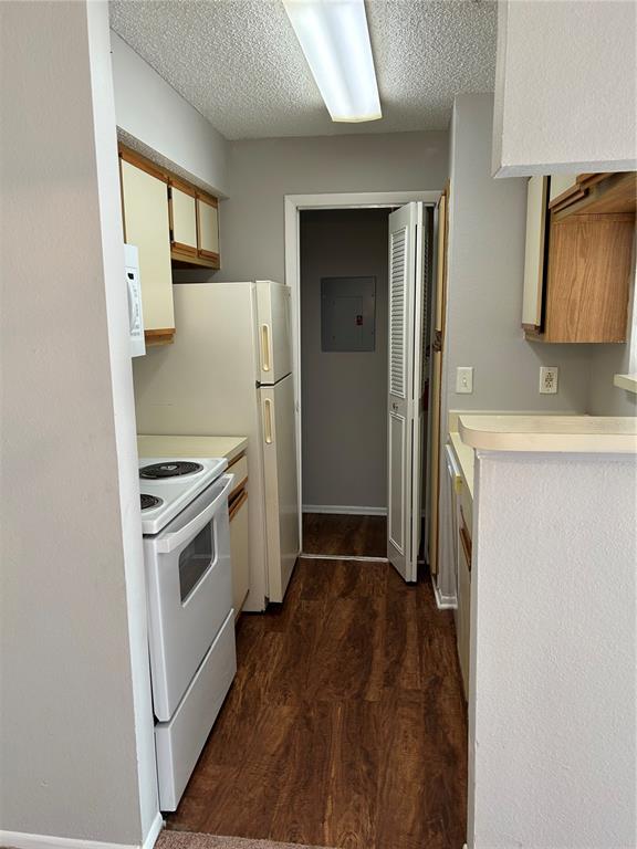 241 Afton Square, Unit 304 Altamonte Springs, FL 32714 - Photo 5 of 17 a kitchen with a stove and a refrigerator