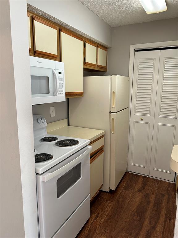 241 Afton Square, Unit 304 Altamonte Springs, FL 32714 - Photo 6 of 17 a kitchen with a stove a refrigerator and a sink