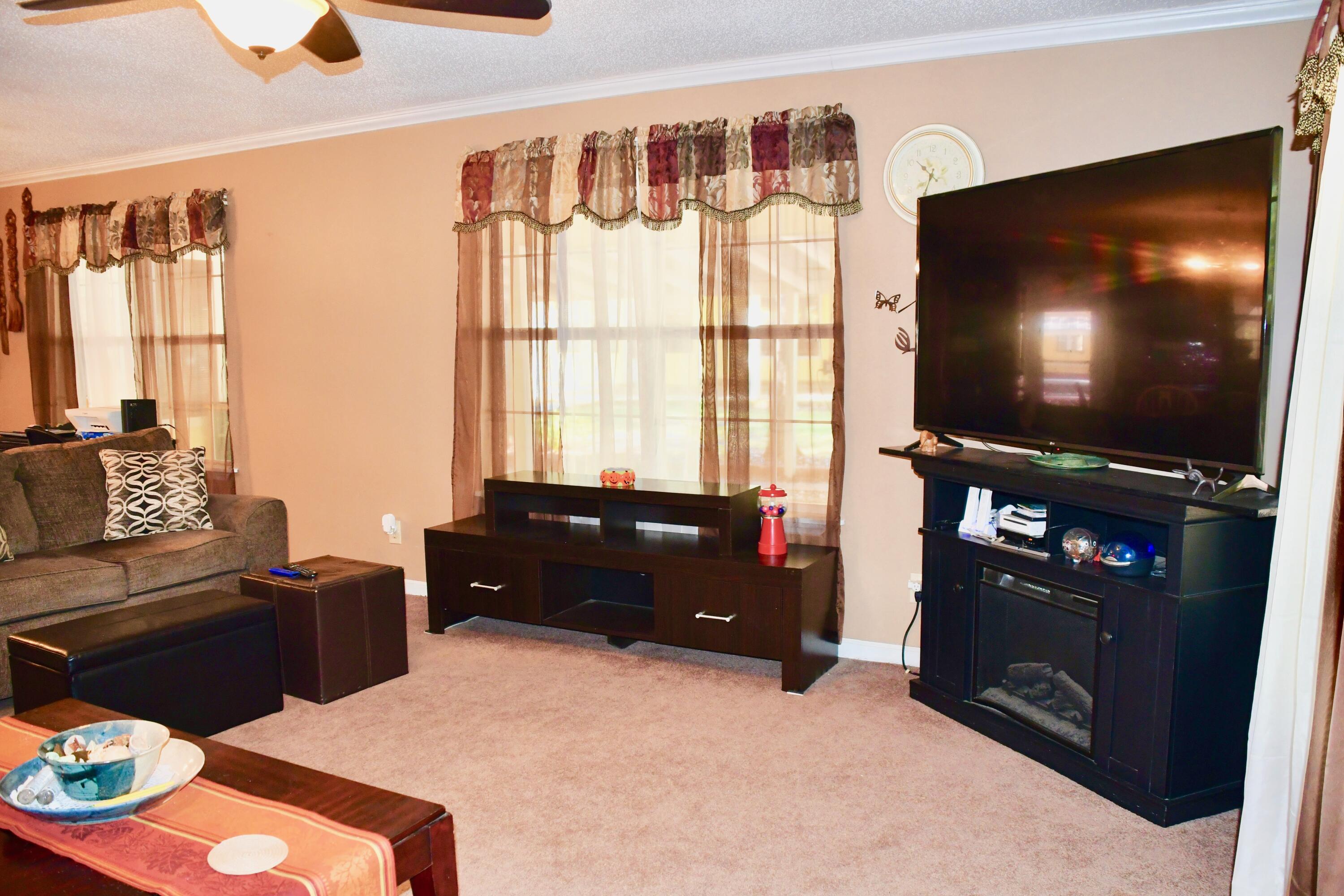 6463 Florence Road, Unit R Biloxi, MS 39532 - Photo 15 of 34 Living Room