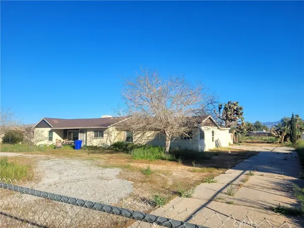 $300,000 | 14387 Jicarilla Road, Apple Valley, CA 92307