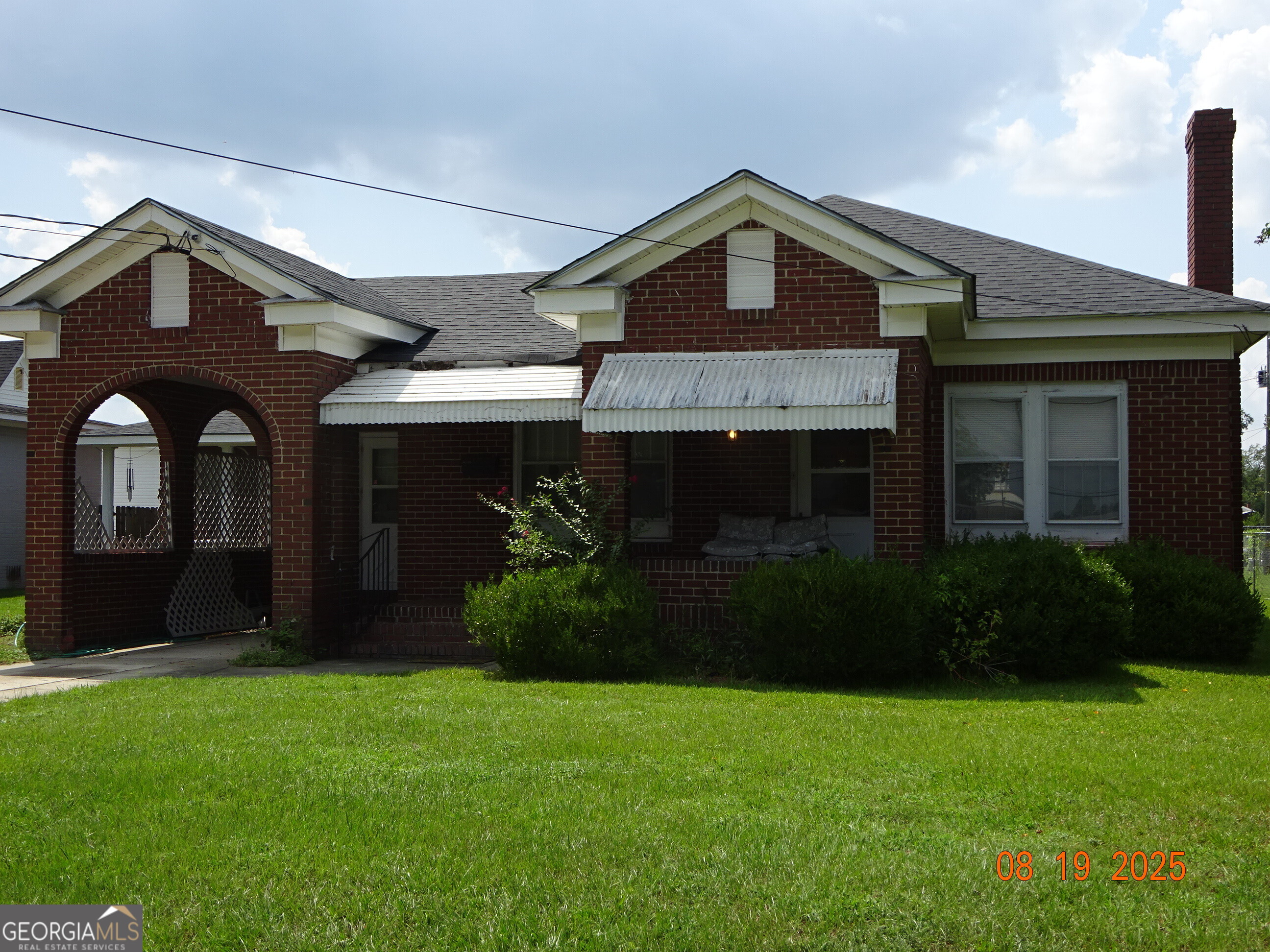 6 North Spring Street Claxton, GA 30417 - Photo 1 of 26 a front view of a house with garden