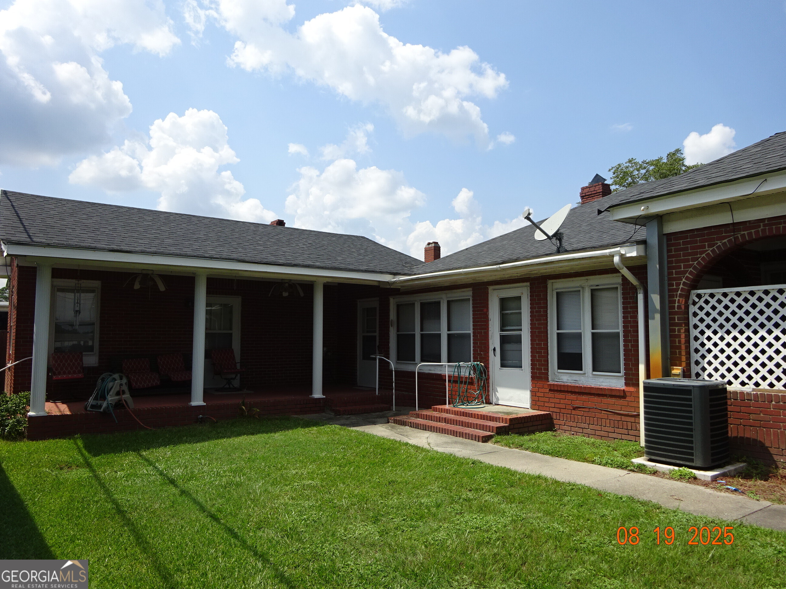 6 North Spring Street Claxton, GA 30417 - Photo 2 of 26 a view of a house with garden and porch