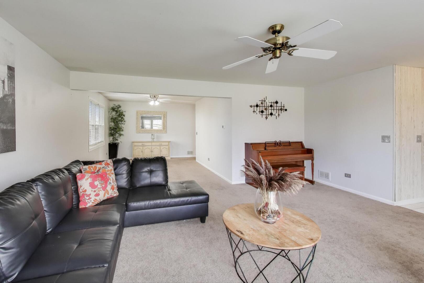 635 Huron Drive Romeoville, IL 60446 - Photo 4 of 32 a living room with furniture and a lamp