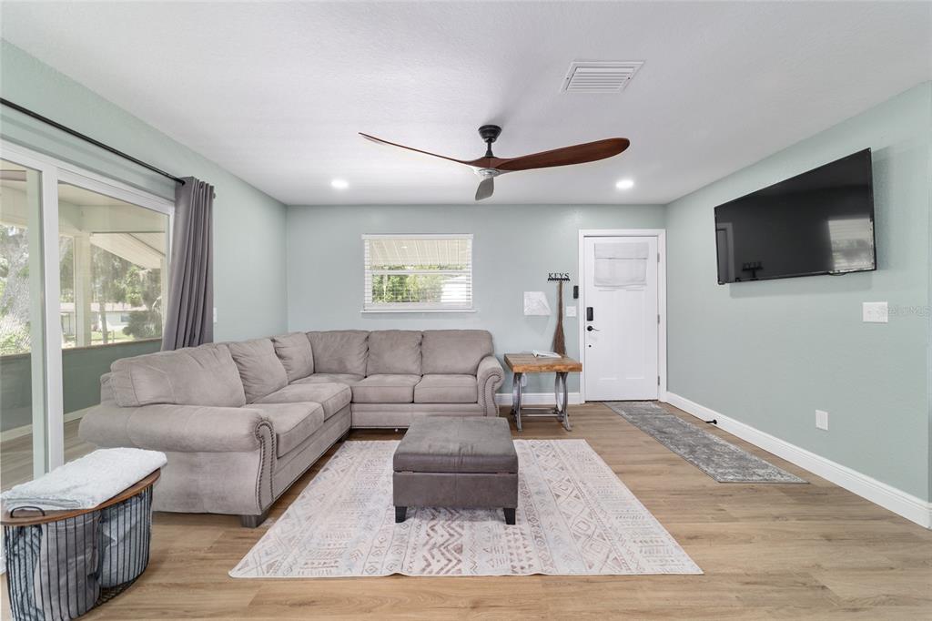 24628 Fox Road Astor, FL 32102 - Photo 79 of 96 a living room with furniture and a flat screen tv