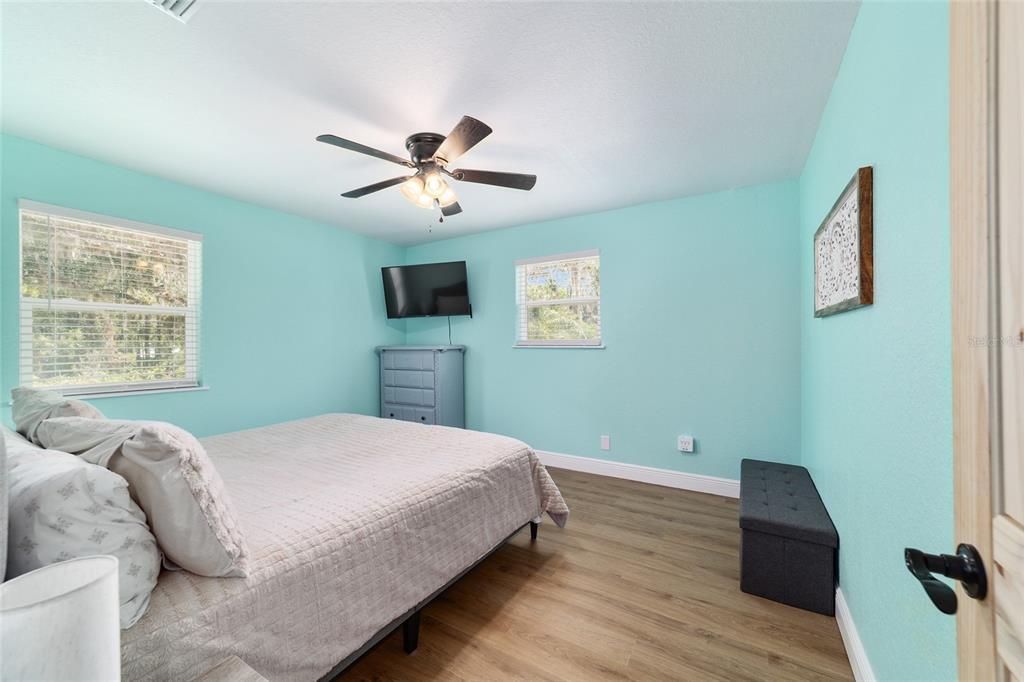 24628 Fox Road Astor, FL 32102 - Photo 94 of 96 a bedroom with a large bed and a tv