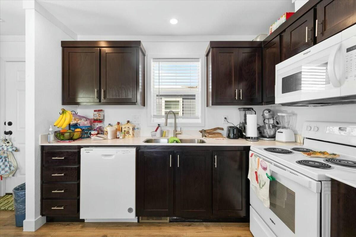 460 Arnos Road, Unit 69 Talent, OR 97540 - Photo 6 of 10 Kitchen