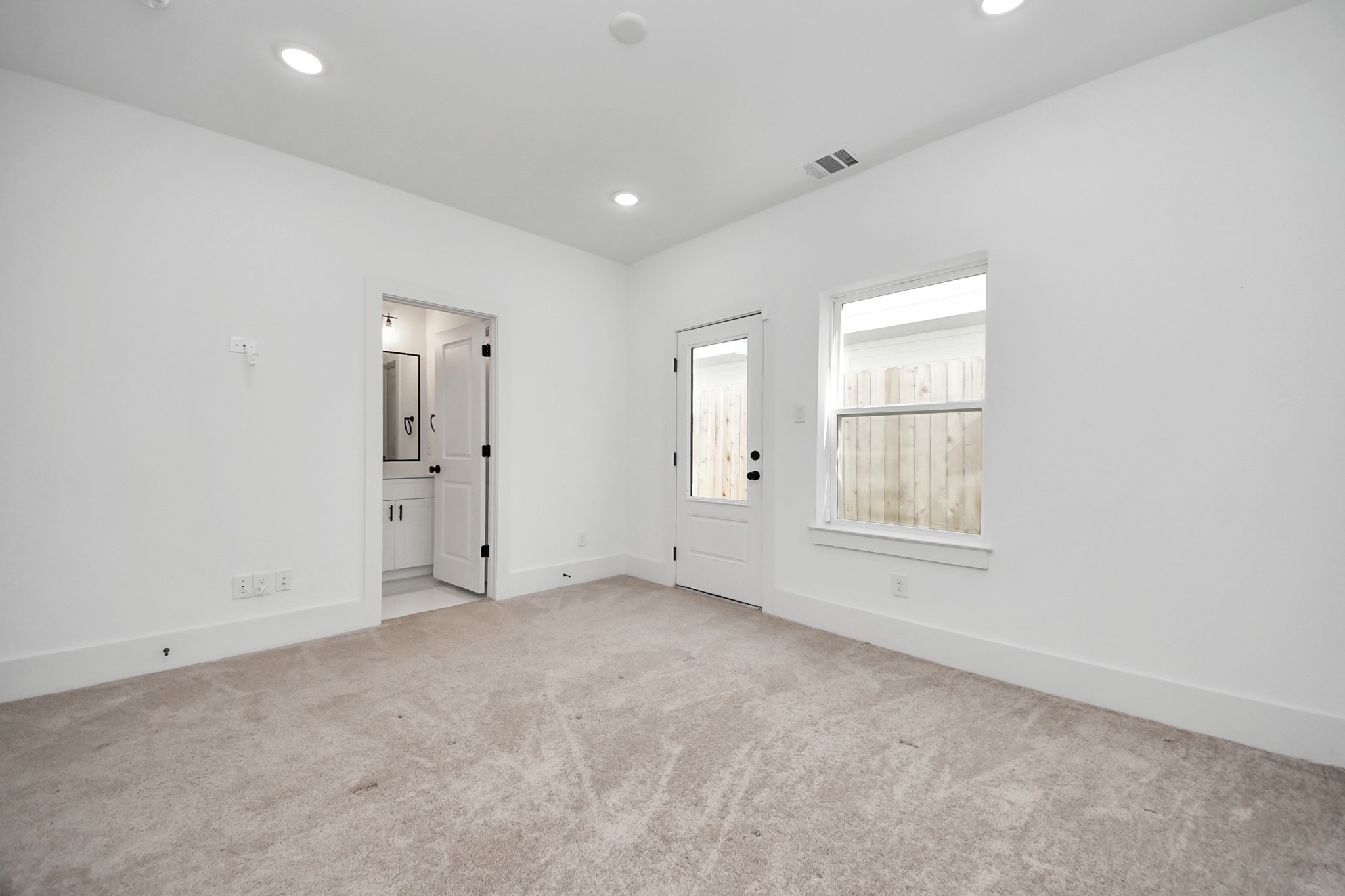 4806 Cochran Street Houston, TX 77009 - Photo 19 of 43 an empty room with windows