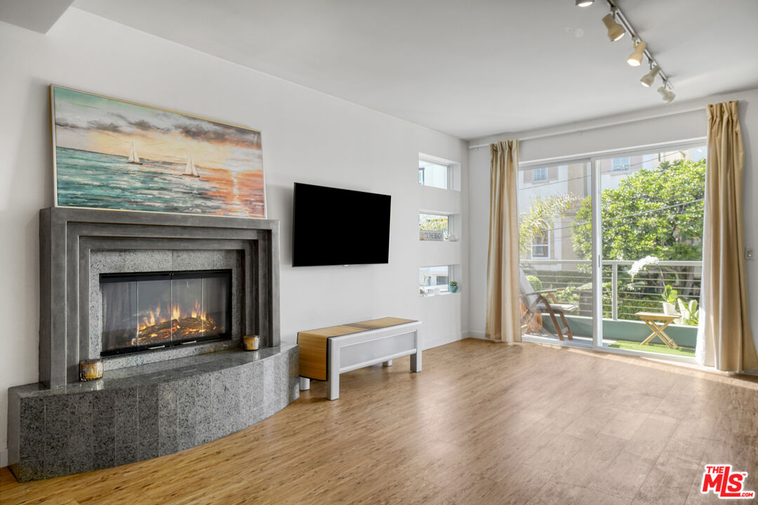 120 Fleet Street, Unit B Marina del Rey, CA 90292 - Photo 11 of 32 a living room with furniture fireplace and flat screen tv