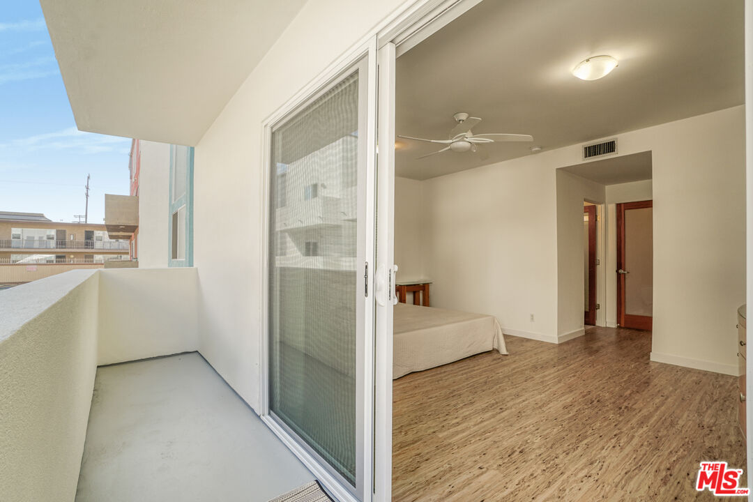 120 Fleet Street, Unit B Marina del Rey, CA 90292 - Photo 30 of 32 a view of a bathroom with bathtub and shower
