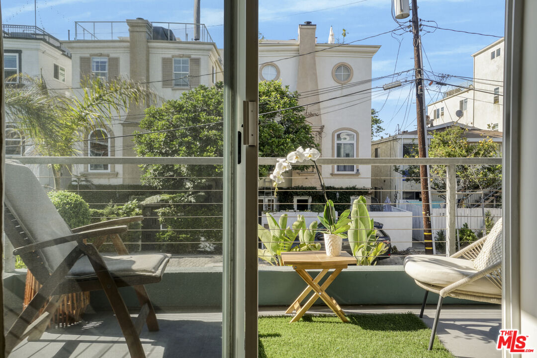 120 Fleet Street, Unit B Marina del Rey, CA 90292 - Photo 7 of 32 a view of living room with a table and chairs