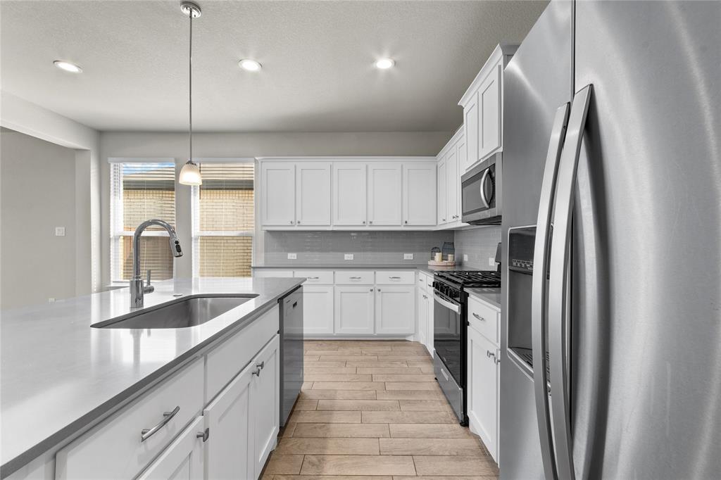 1045 Kirkham Way Fort Worth, TX 76247 - Photo 5 of 36