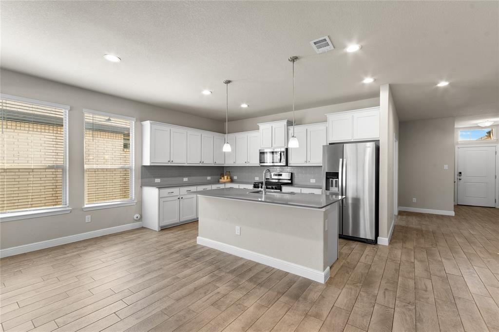 1045 Kirkham Way Fort Worth, TX 76247 - Photo 7 of 36