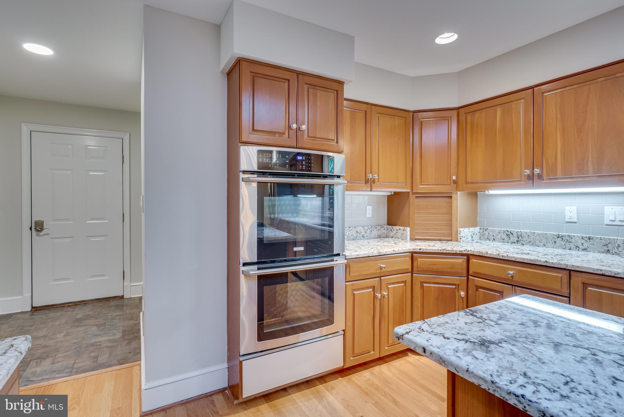 16332 Hampton Road Hamilton, VA 20158 - Photo 14 of 86 Double oven and mud room area beyond