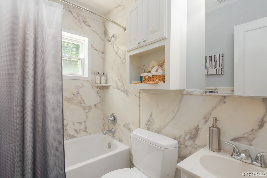 2441 Osborne Road Chester, VA 23831 - Photo 14 of 29 a bath room with a toilet and a bath tub