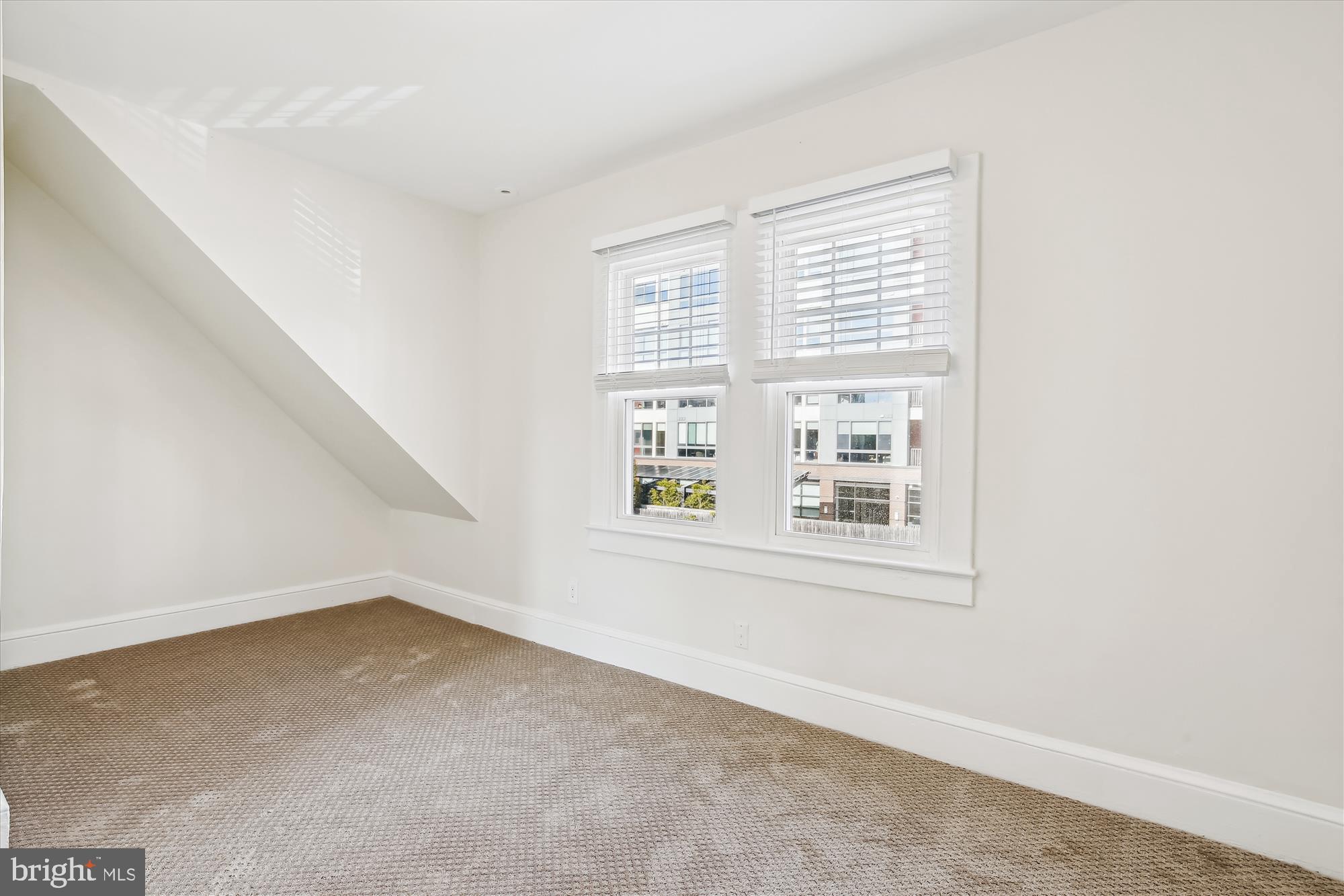 3107 9th Road North Arlington, VA 22201 - Photo 23 of 34 an empty room with a window