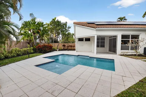 a view of a house with backyard