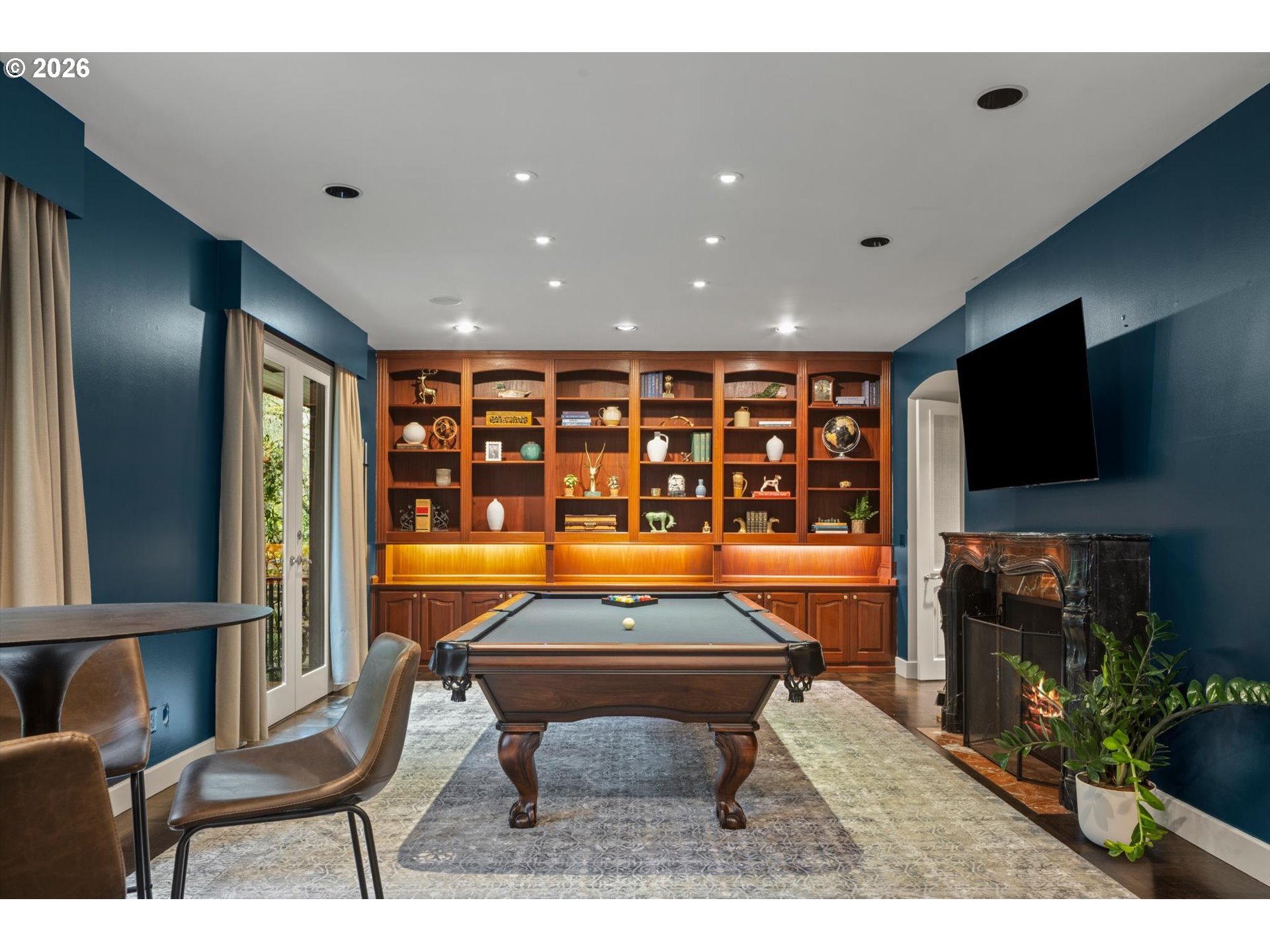 1616 South Greenwood Road Portland, OR 97219 - Photo 13 of 48 a room with furniture and flat screen tv
