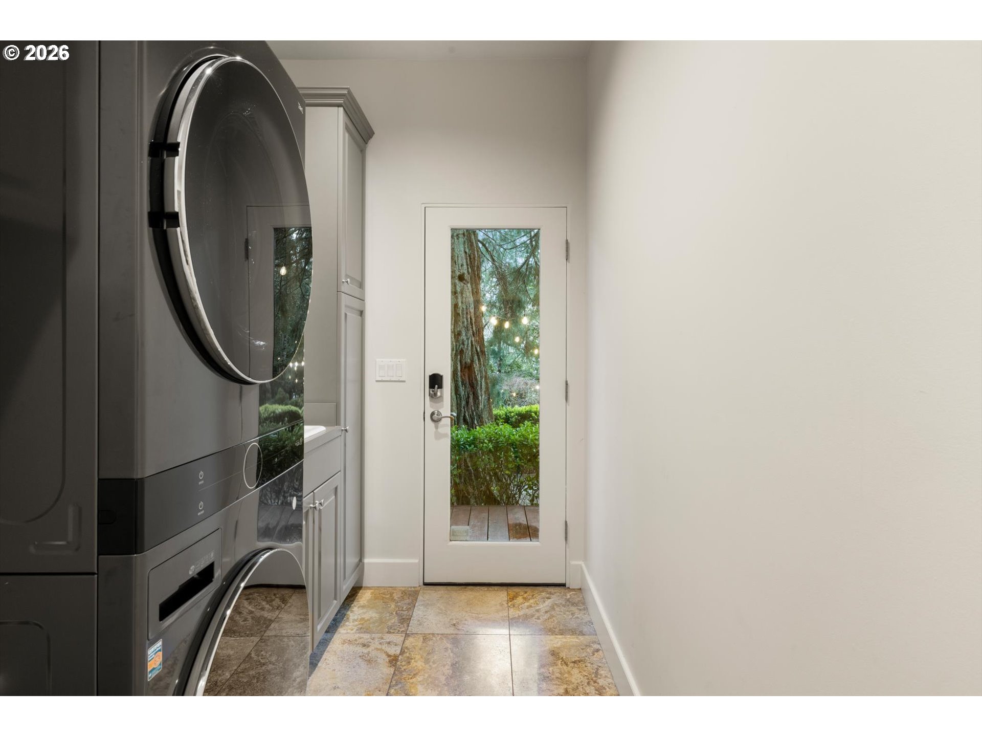 1616 South Greenwood Road Portland, OR 97219 - Photo 34 of 48 a view of a entryway