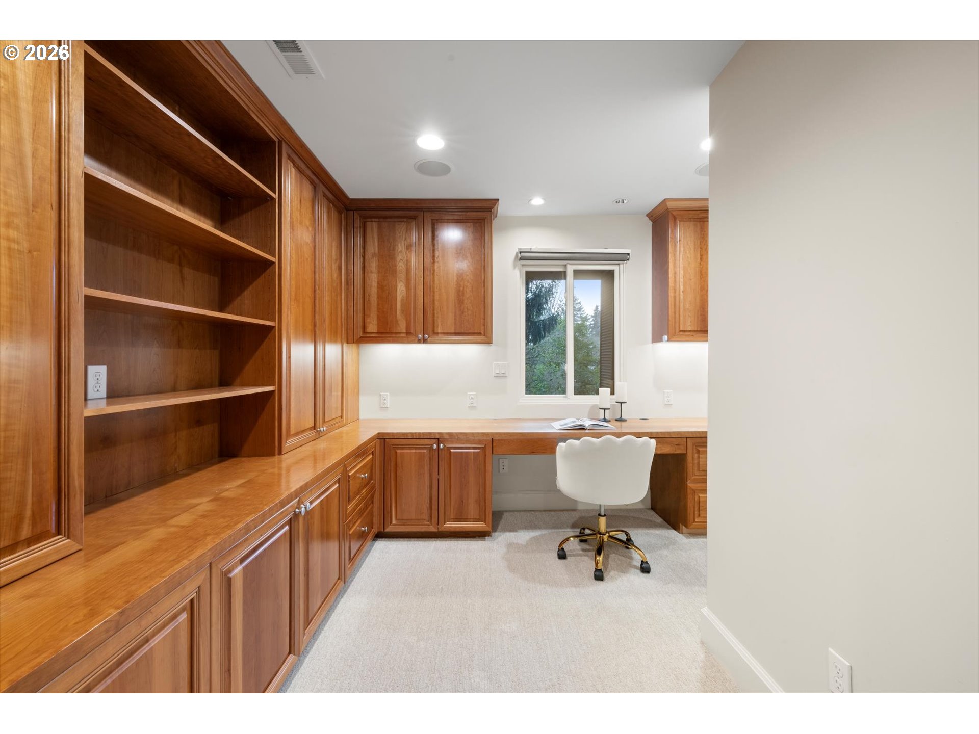1616 South Greenwood Road Portland, OR 97219 - Photo 37 of 48 a bathroom with a sink a toilet and mirror