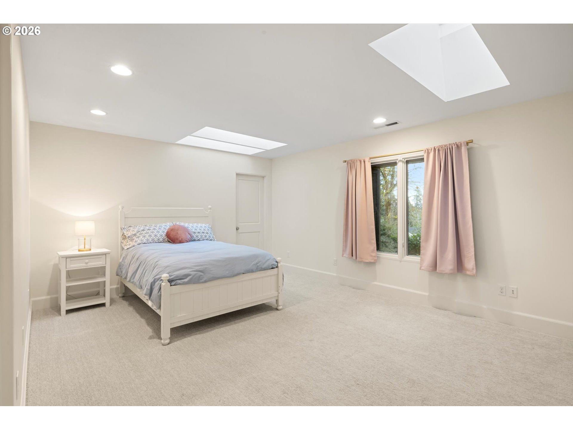 1616 South Greenwood Road Portland, OR 97219 - Photo 42 of 48 a bedroom with a bed and a window