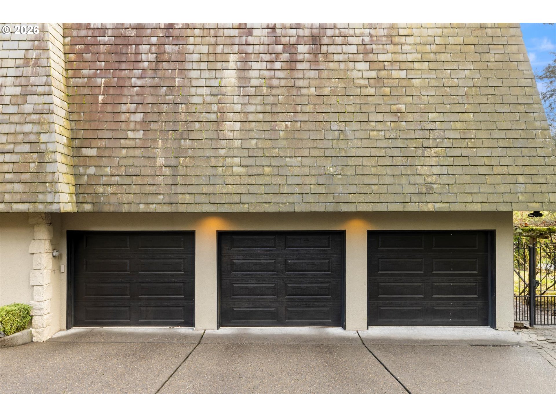 1616 South Greenwood Road Portland, OR 97219 - Photo 48 of 48 a view of a blue building