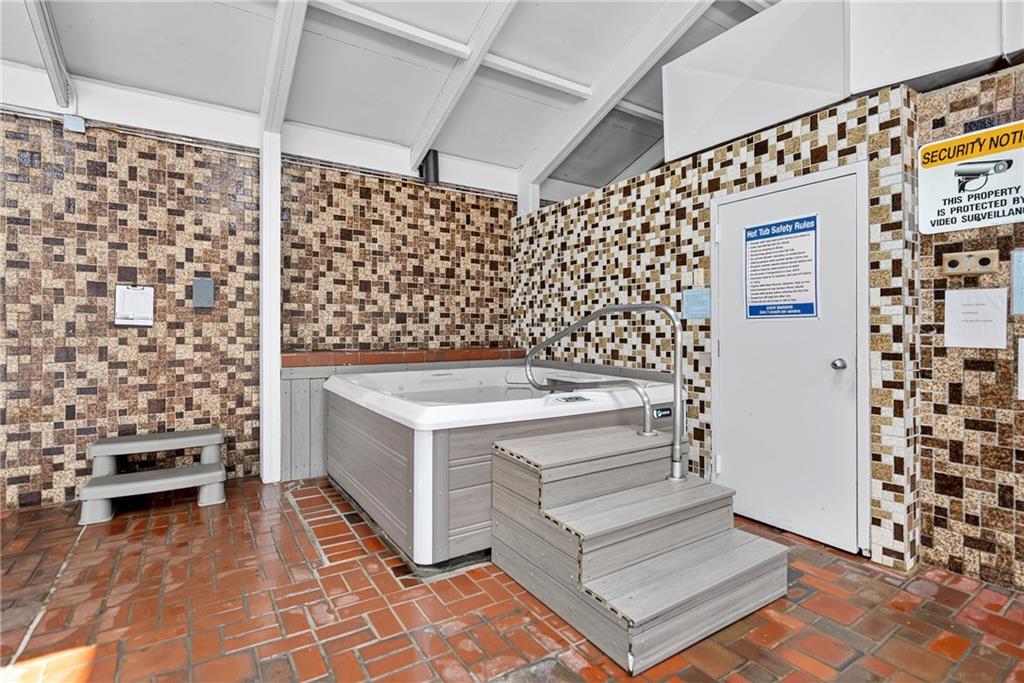 2120 Greentree Road, Unit 610E Pittsburgh, PA 15220 - Photo 19 of 23 a bathroom with a sink and a mirror