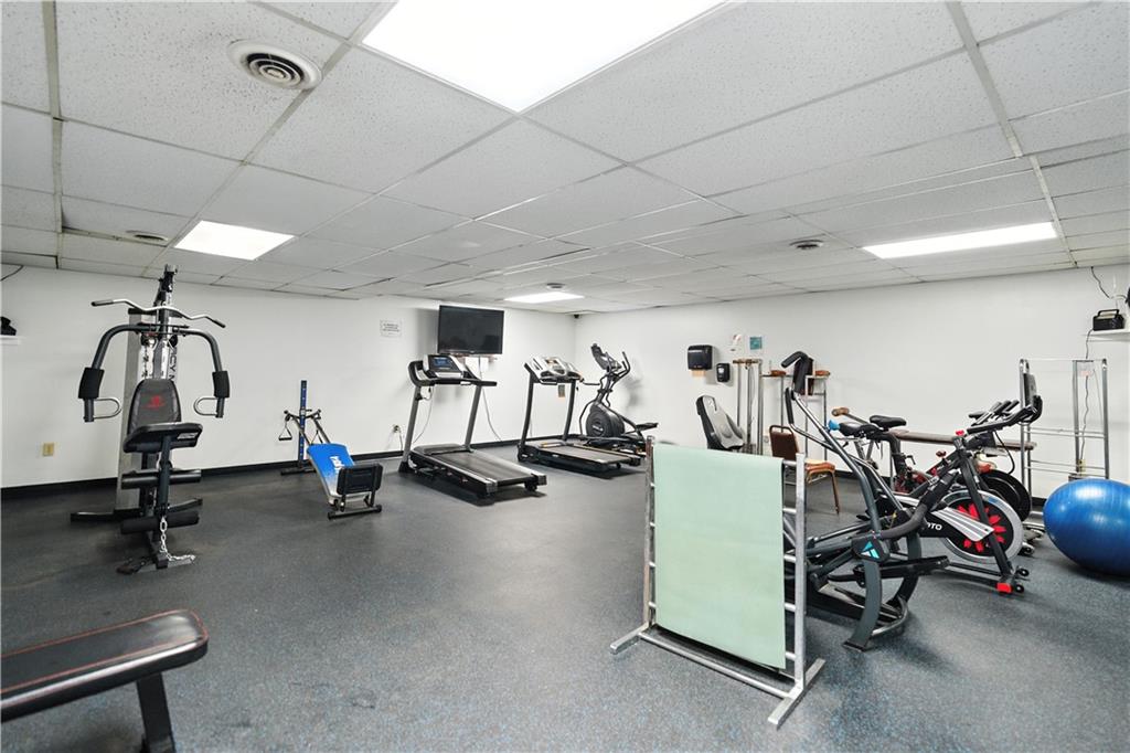 2120 Greentree Road, Unit 610E Pittsburgh, PA 15220 - Photo 21 of 23 a view of a room with gym equipment