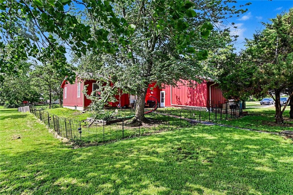 1301 West 8th Street Edgerton, KS 66021 - Photo 10 of 38