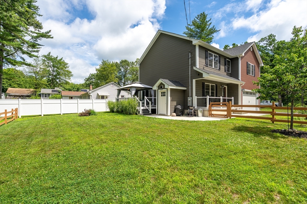 237 Glendale Road Northampton, MA 01062 - Photo 38 of 42 a front view of house with yard and green space
