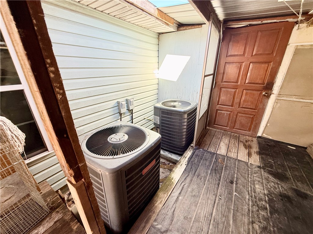387 Burton Street Nahunta, GA 31553 - Photo 30 of 30 Back porch/ AC units