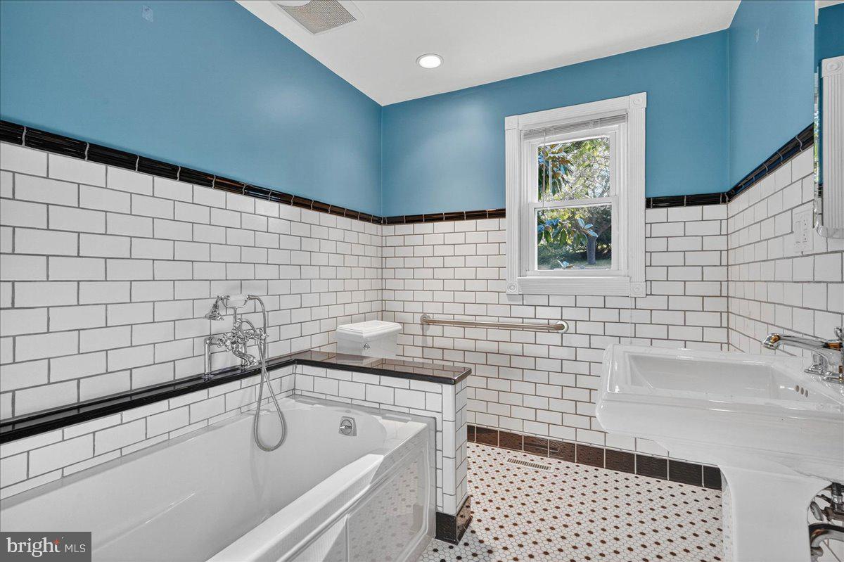 121 Midway Road Phoenixville, PA 19460 - Photo 24 of 55 Full hall bath